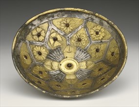 Net-Pattern Bowl; Parthian Empire; 1st century B.C; Gilt silver and garnets; 20 × 6 cm, 7 7,8 × 2 3,8 in