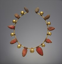 Necklace; Italy; 550 - 400 B.C; Gold and Amber; 39.5 × 4 × 4 cm, 15 9,16 × 1 9,16 × 1 9,16 in