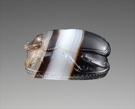 Engraved Scarab; Etruria; 400 - 380 B.C; Banded brown and white agate; 1.1 × 0.9 × 1.7 cm, 7,16 × 5,16 × 5,8 in