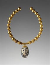 Necklace; Etruria; 525 - 500 B.C; Gold and glass; 33 × 4 × 2.5 cm, 13 × 1 9,16 × 1 in