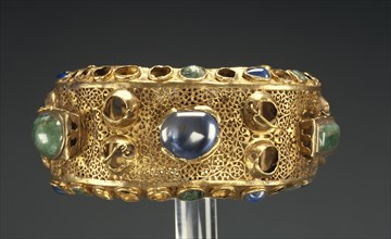 Bracelet; Roman Empire; 250 - 400; Gold, emeralds, sapphires, and glass; 2.8 × 5.8 cm, 1 1,8 × 2 1,4 in