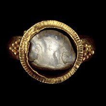Ring; Roman Empire; 250 - 400; Gold, mother-of-pearl; 3 × 2.8 cm, 1 3,16 × 1 1,16 in
