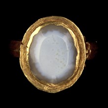 Ring; Roman Empire; 250 - 400; Gold, agate; 3 × 2.7 cm, 1 3,16 × 1 1,16 in