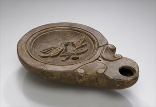 Lamp, North Africa; 1st - 4th century; Terracotta; 2.5 x 7.6 x 11 cm, 1 x 3 x 4 5,16 in
