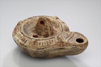 Lamp, North Africa; 1st - 4th century; Terracotta; 2.6 x 6.5 x 8.9 cm, 1 x 2 9,16 x 3 1,2 in