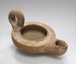 Lamp, Sicily, Italy; 5th century B.C; Terracotta; 3.5 x 8.2 x 13 cm, 1 3,8 x 3 1,4 x 5 1,8 in