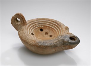 Lamp; Anatolia; 1st - 4th century; Terracotta; 2.7 x 6.5 x 9.3 cm, 1 1,16 x 2 9,16 x 3 11,16 in