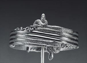 Wrist bracelet in the form of a coiled snake; Egypt; 220 - 100 B.C; Bracelet: Gold; Fastening pin: Copper alloy; 6 × 6.8 cm
