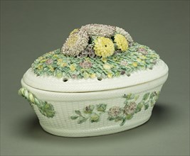 Lidded Bowl; Mennecy Porcelain Manufactory, French, active 1735 - 1773, about 1735; Soft-paste porcelain, polychrome enamel