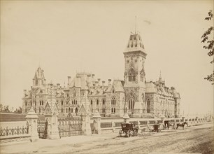 Ottawa, le palais du Parlement, bloc de l'est; Ottawa, Canada; 1860s - 1880s; Albumen silver print