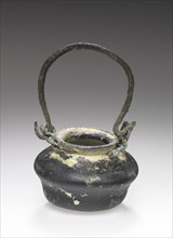 Miniature pot with bronze handle; Eastern Mediterranean; 1st - 2nd century; Glass, bronze; 3 x 4.2 cm, 1 3,16 x 1 5,8 in