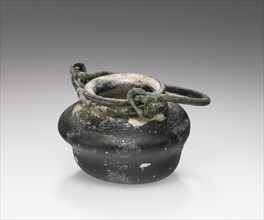 Miniature pot with bronze handle; Eastern Mediterranean; 1st - 2nd century; Glass, bronze; 3 x 4.2 cm, 1 3,16 x 1 5,8 in