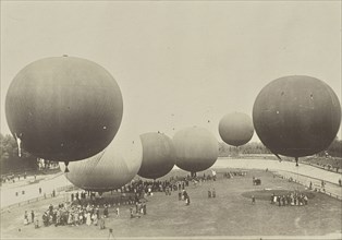 Hot air balloon; Fédèle Azari, Italian, 1895 - 1930, Italy; 1914 - 1929; Gelatin silver print; 11.4 x 16 cm, 4 1,2 x 6 5,16 in