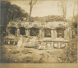 Fotógrafia del costado occidental del gran patio de Palacio, de Palenque, Chiapas, Views of Aztec, Maya, and Zapotec ruins in