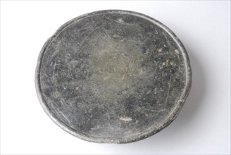 Teljoor, teljoor plate crockery holder tin, cast Round board with reinforced upright edge hole in center profile edge to edge