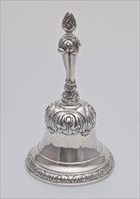 Silver handbell with pine cone as bud, handbell sound silver, mold poured bell-shaped bell with claw baluster shaped fluted stem