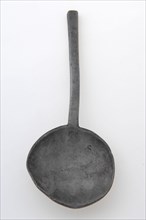 Spoon with shallow, round bowl and hexagonal handle, spoon cutlery soil find tin, cast Round bake transition bake to handle