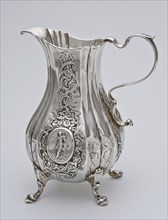 Silver milk jug on legs, milk jug be crockery holder silver, molded (paws ear medallion) Pear shaped body lobed with two narrow