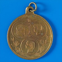 Medal remembrance world exhibition 1867 in Paris, bearer penny identification bearer copper, three medallions with portraits