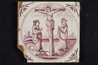 Scene line, Jesus on the cross, with Mary and John next to it, corner motif ox's head, wall tile tile sculpture ceramic