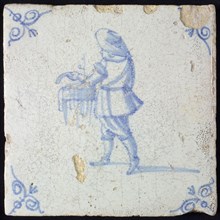 Tile with hawker with bowl with pipes in the hands, corner motif of ox's head, wall tile tile sculpture ceramic earthenware