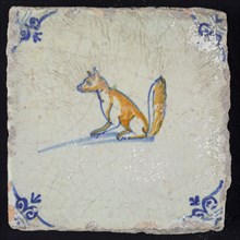 Animal tile, sitting fox to the left accustomed, in blue and brown on white, corner motif oxen head, wrinkled glaze, wall tile