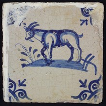 Animal tile, go to the left on the ground, in blue on white, corner motif large ox's head, wall tile tile sculpture ceramics