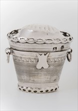 Silversmith: D.H. Greup, Silver lodger's box, loddereindoos box holder silver, stamped Foot box lid two eyes two rings truncated