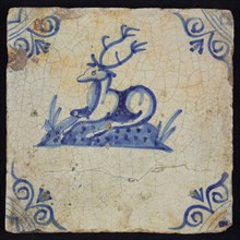 Animal tile, lying deer to the left on plot, in blue on white, corner motif large ox-head, wall tile tile sculpture ceramic