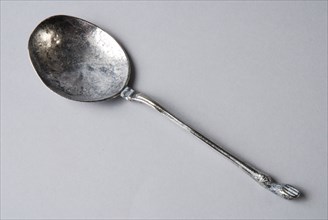 Pieter Caesar (?), Spoon with goat's paw, rat's tail, goat's spoon spoon cutlery silver, forged cast Round bowl profiled handle