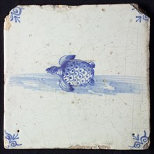 Animal tile, turtle to the left, on piece of ground, in blue on white, corner pattern ox-head, wall tile tile sculpture ceramic
