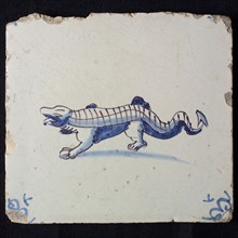 Animal tile, running crocodile to the left, in blue on white, corner motif oxen head, wall tile tile sculpture ceramic