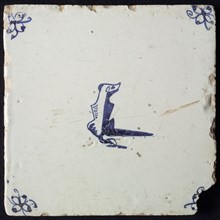 Animal tile, sitting unknown animal seen from the back, to the right, in blue on white, corner motif spider, wall tile