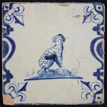 Animal tile, sitting panther with averted head to the right on ground between balusters, in blue on white corner pattern french