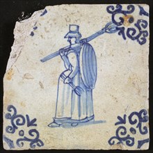 Occupation tile, blue with woman with pitchfork over the shoulder and flat basket On the back, corner motif voluut, wall tile