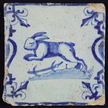Animal tile, jumping hare to the left on plot between balusters, in blue on white, corner pattern French lily, wall tile