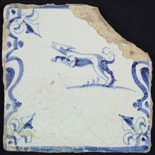 Animal tile, jumping dog to the left on plot between balusters, in blue on white, corner pattern French lily, wall tile