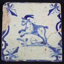 Animal tile, jumping buck to the left on plot between balusters, in blue on white, corner pattern French lily, wall tile