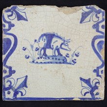 Animal tile, standing boar or pig to the right on plot between balusters, in blue on white, corner pattern French lily, wall