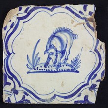 Animal tile, standing boar from the front on piece of land, inside frame of braces, in blue on white, corner motif, wall tile
