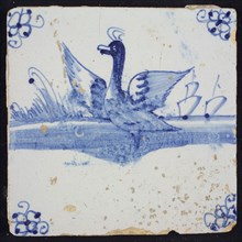 Animal tile, flying swan to the left in continuous water, in the background vegetation and ships, in blue on white, corner motif