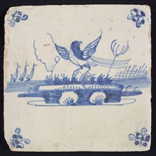 Animal tile, flying bird to the left above running water, in the background vegetation and ships, in blue on white, corner motif