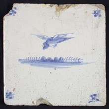 Animal tile, flying bird to the left above ground, in the background vegetation, in blue on white, corner pattern spider, wall