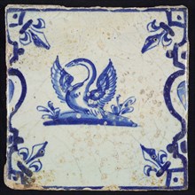 Animal tile, flying swan on plot to the left between balusters in blue on white, corner pattern french lily, wall tile