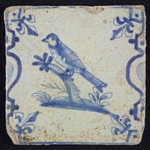 Animal tile, bird on branch on plot to the left between balusters in blue on white, corner pattern French lily, wall tile