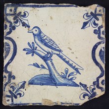 Animal tile, bird on branch on plot to the left between balusters in blue on white, corner pattern french lily, wall tile