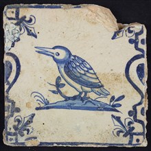 Animal tile, kingfisher on plot to the left between balusters in blue on white, corner pattern french lily, wall tile