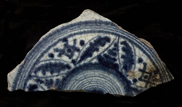 Fragment majolica plate, blue on white, in the middle circle decoration, outer edge leaf motifs, plate crockery holder soil find