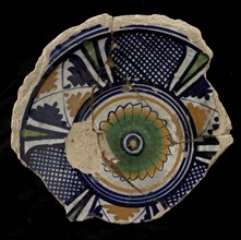 Fragment majolica plate, polychrome, with rosette, grid and checkered borders, plate dish crockery holder soil find ceramic