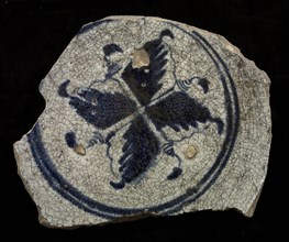 Fragment majolica plate, blue on white, with four-leaved motif in the middle, plate dish crockery holder soil find ceramic